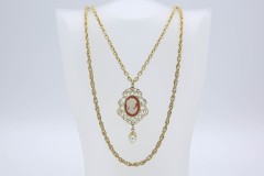 1976 Cameo Fashion Necklace