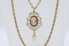 1976 Cameo Fashion Necklace