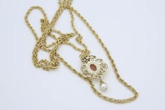 1976 Cameo Fashion Necklace