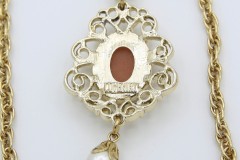 1976 Cameo Fashion Necklace